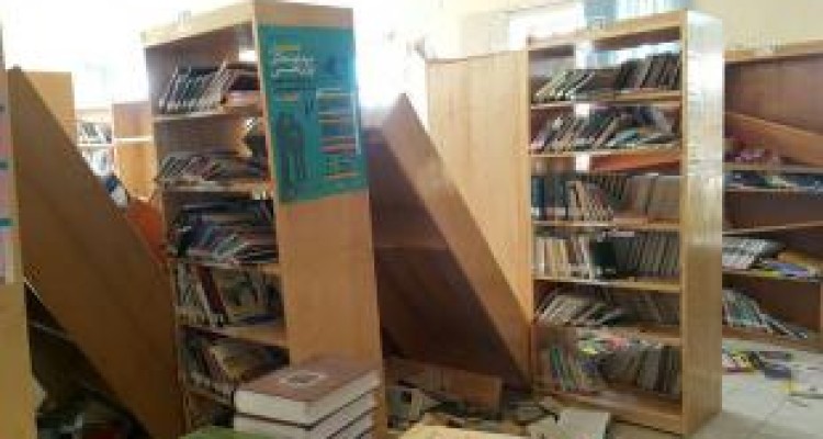 زلزله‌زده‌ها چشم به راه خیرین برای سرپا کردن کتابخانه‌ها 
