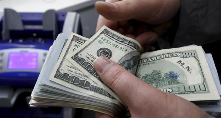 ریزش قیمت ارز در معاملات غیررسمی/بازار در انتظار معامله اسکناس