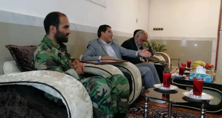 جمعی از مسولین شهرستان صحنه با خانواده شهید غلامرضا طمری دیدار کردند