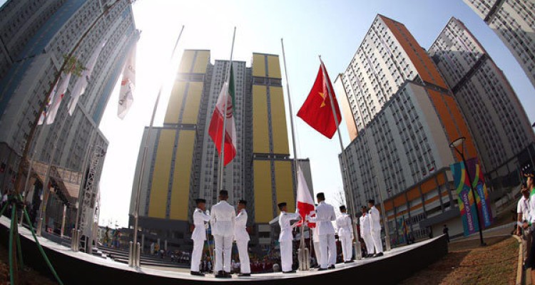 اهتزاز پرچم ایران در دهکده بازیهای آسیایی جاکارتا