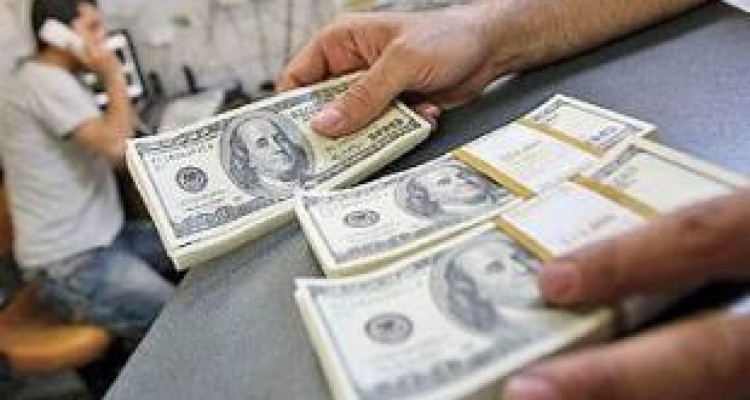 کشف ۱۳ هزار «دلار» از اخلال گران بازار ارز در کرمانشاه 