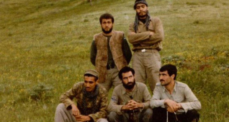 شهید صحنه ای با نشان افتخار از مقام معظم رهبری / سردار کریم جعفری