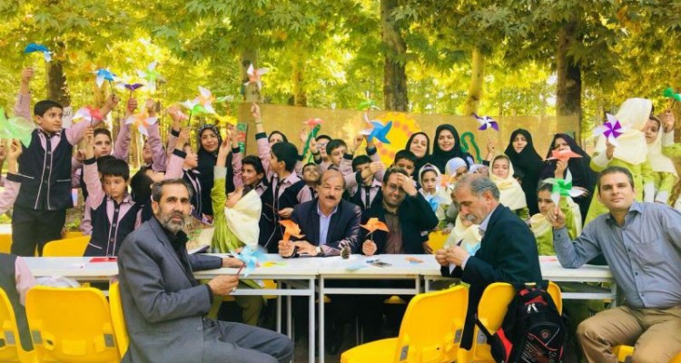 جشن فر فره های رنگی با حضور 60 کودک در پارک معلم شهر صحنه برگزار شد + گزارش تصویری