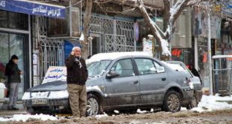 سرسره‌بازی خودروها در خیابان‌‌های کرمانشاه /پای لنگ خدمات شهری 