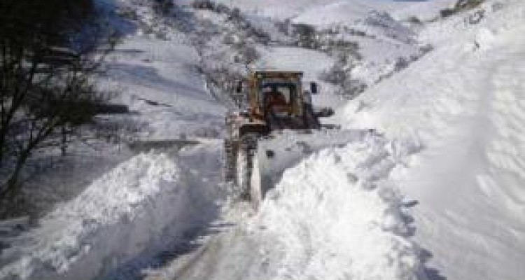  بازگشایی راه ۲۱۴ روستای گرفتار در برف 