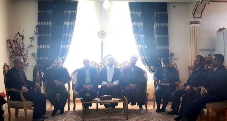 جمعی از مسئولین شهرستان صحنه با خانواده شهید اردشیر کماسی دیدار کردند