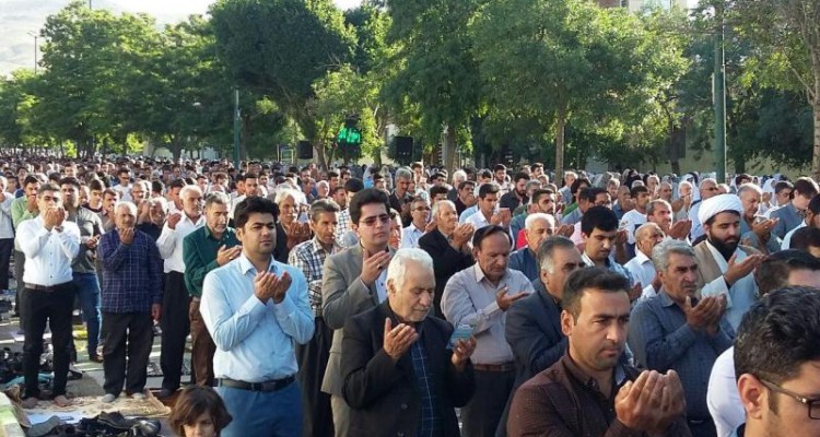نماز عید سعید فطر در صحنه اقامه شد / امام جمعه صحنه : رمضان ماه تحول درونی است