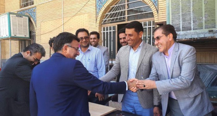 طرح میز خدمت با حضور ادارات مختلف در مسجد جامع شهرستان صحنه برگزار شد