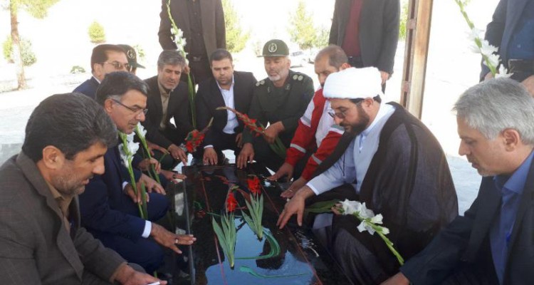 مزار شهدای شهر صحنه غبار روبی و عطر افشانی شد 