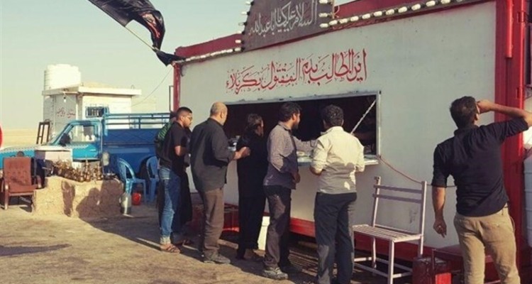 گروه جهادی وصال صحنه 100 هزار غذا در بین زائران اربعین حسینی می کنند 
