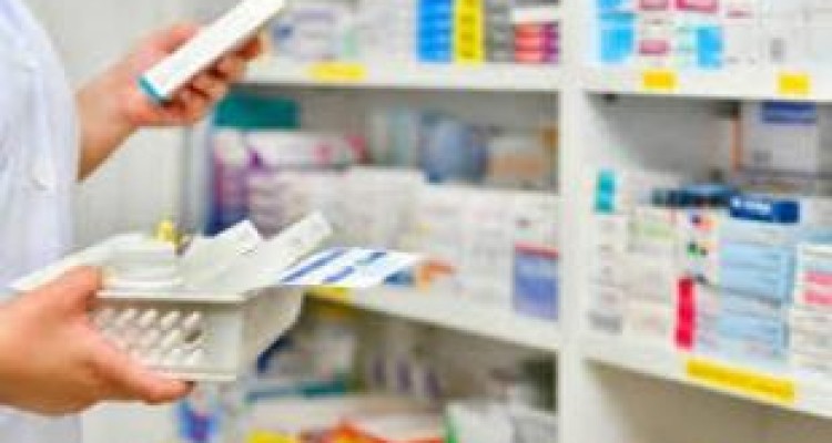 قیمت دارو تغییر نداشته است/ برخورد با داروخانه‌های گرانفروش