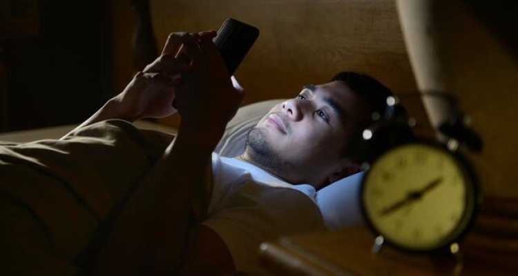  تاثیر استفاده شبانه از گوشی هوشمند بر افزایش قند خون