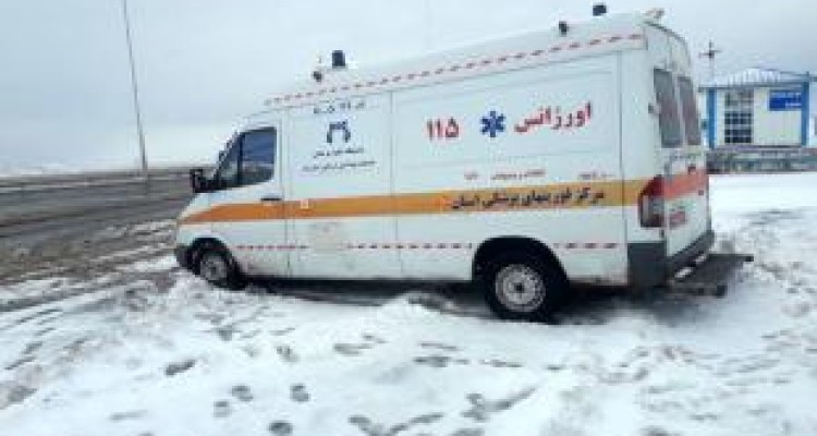 اجرای طرح امداد زمستانی اورژانس در جاده‌های کرمانشاه 