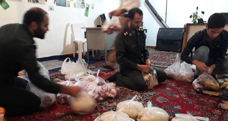 کمک های گروه جهادی سپاه شهرستان صحنه به نیازمندان در شب یلدا