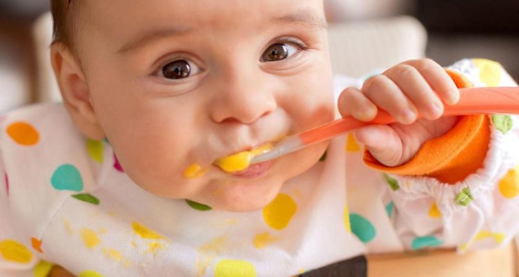 راهنمای قدم به قدم تغذیه کودکان از تولد تا ۱۰ سالگی