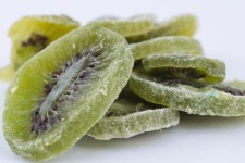 طرز خشک کردن کیوی و بهترین روش نگهداری میوه خشک