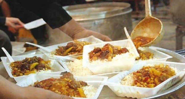 پخت روزانه ۴۰۰ پرس غذای گرم ویژه نیازمندان سنقروکلیایی از ابتدا تا پایان ماه مبارک رمضان 