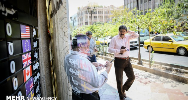 کاهش دوباره قیمت دلار/ نرخ به ۲۶۷۰۰ تومان رسید