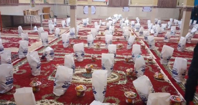 توزیع ۴۰۰ بسته میوه و مواد غذایی توسط گروه بسیج  جهادی وصال سپاه ناحیه 