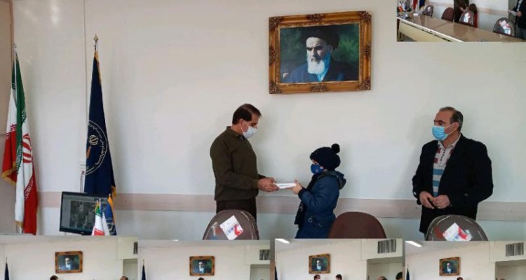 اهدای ۹دستگاه تبلت و گوشی  به دانش آموزان نیازمند صحنه ای