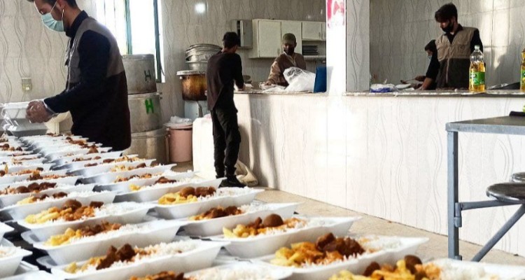 پخت و توزیع یک هزار پرس غذای گرم توسط گروه های جهادی بسیج سپاه شهرستان صحنه