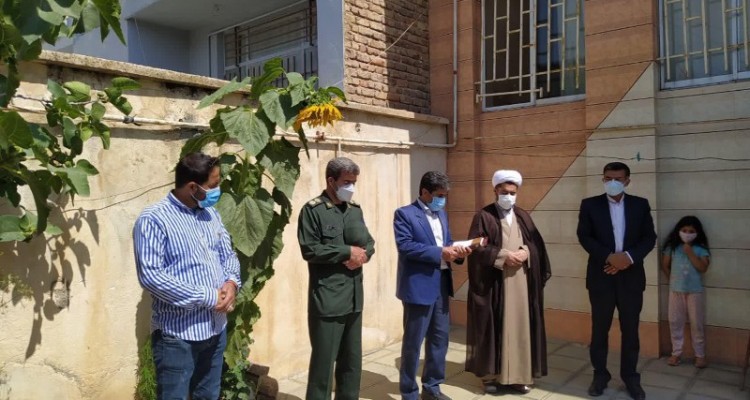 جمعی از مسئولین شهرستان صحنه با خانواده شهدا دیدار کردند