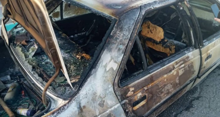 اطفا حریق خودرو پژو ۴۰۵ در جایگاه سوخت صحنه