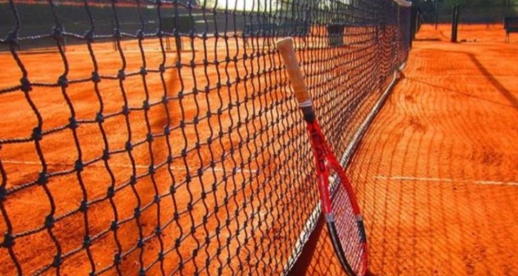 زمین تنیس خاکی صحنه به بهره برداری می‌رسد