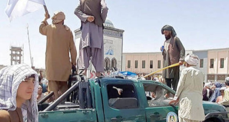 اشرف غنی افغانستان را ترک کرد