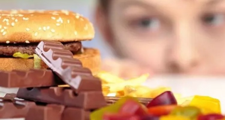 بدغذایی کودکان عامل خطر است/بستنی نباید جایگزین لبنیات شود