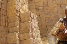 دود کوره‌های آجرپزی کرمانشاه به چشم مردم می‌رود/ گازرسانی؛ منتظر پایان جدال مسؤولان است