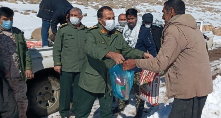 امداد رسانی سپاه صحنه به روستای محصور شده در برف