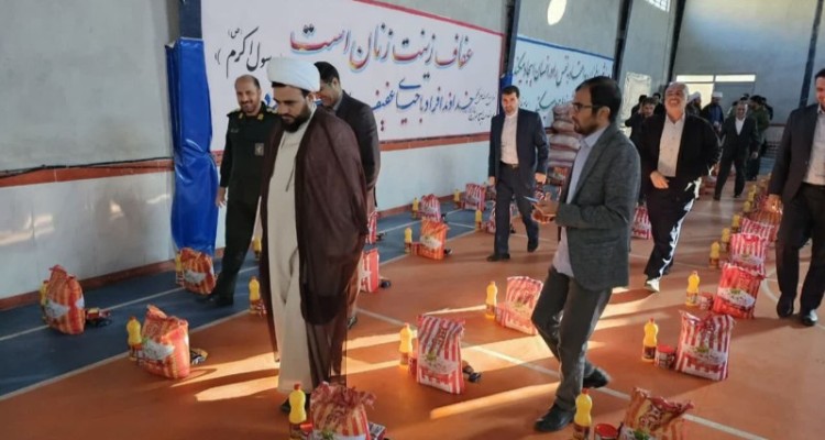 ۱۸۵۰ بسته معیشتی و آجیل شب یلدا توسط سپاه پاسداران به نیازمندان شهرستان صحنه اهدا شد