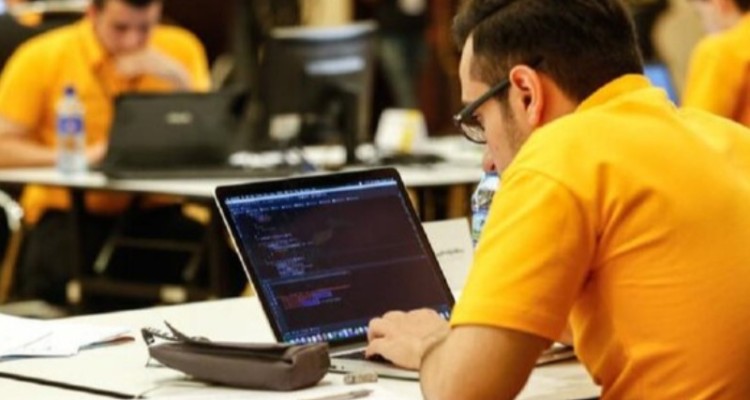 رقابت ۴۵۰۰ نفر در مسابقات هوش مصنوعی و برنامه‌سازی در دانشگاه شریف