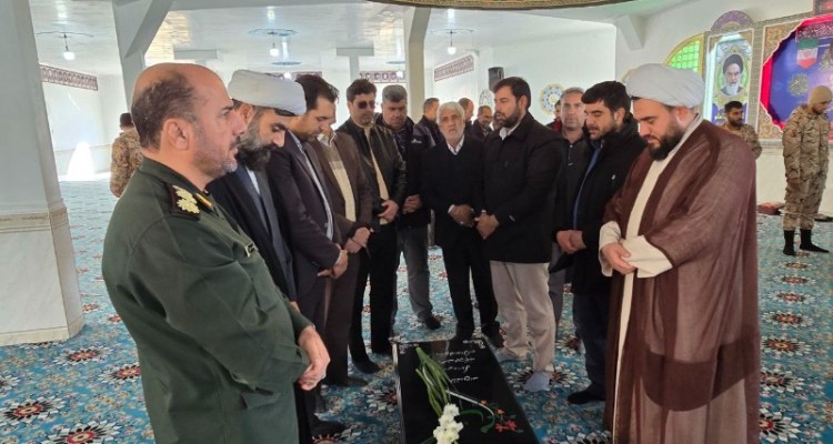 آیین غبار روبی وعطر افشانی گلزار شهدا