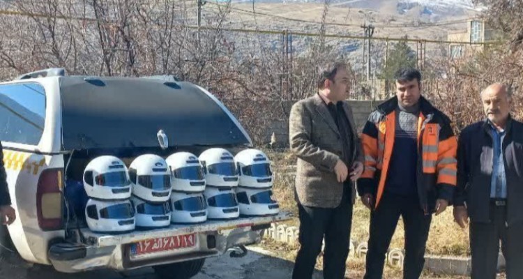 آموزش ایمنی و ترافیک وتوزیع کلاه کاست در دینور