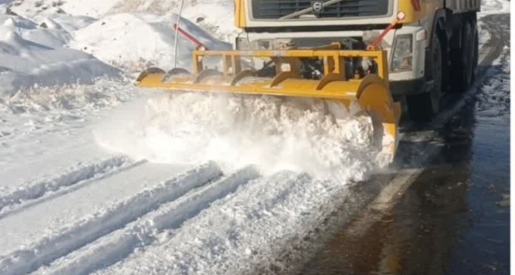 برف روبی ۶۰۰ کیلومتر راه‌های شهرستان صحنه