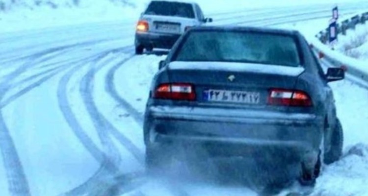 نجات ۲۲۱ خودروی گرفتار در جاده‌های کرمانشاه