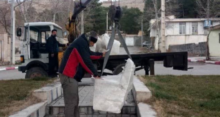 شروع عملیات جای‌گذاری نیمکت‌های سنگی در پارک ها