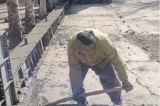 آغاز عملیات احداث زمین چمن مصنوعی مینی فوتبال در پارک معلم