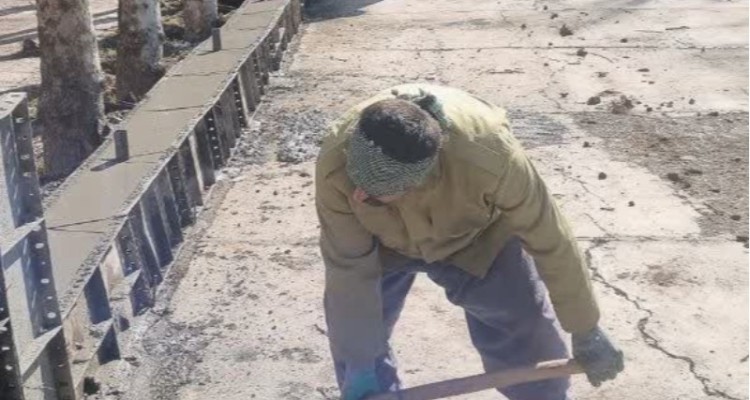 آغاز عملیات احداث زمین چمن مصنوعی مینی فوتبال در پارک معلم