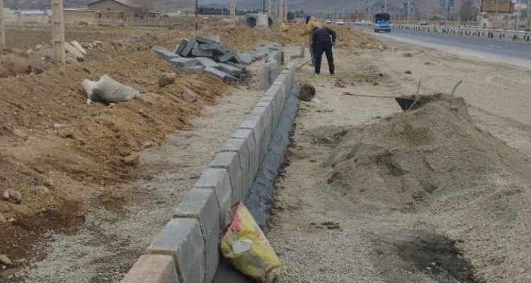 آغاز عملیات اجرایی جدول‌گذاری و ساماندهی ورودی شهر صحنه از سمت کرمانشاه، 