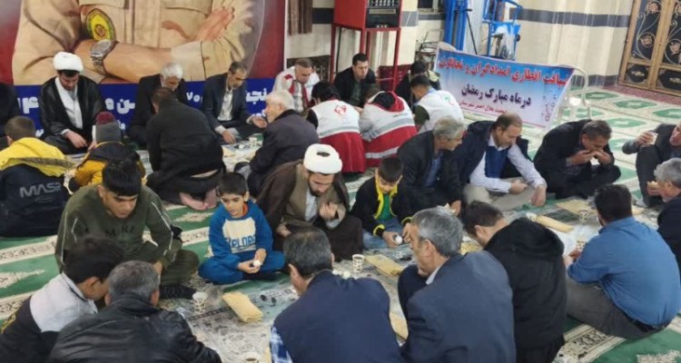 برپایی مراسم افطاری جمعیت هلال‌احمر شهرستان صحنه به مناسبت ماه مبارک رمضان   