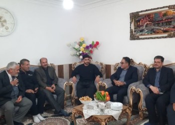 دیدار فرماندار و اعضای شورای تامین شهرستان صحنه با خانواده یوسف کرمی، یکی از مجروحان ناو دنا