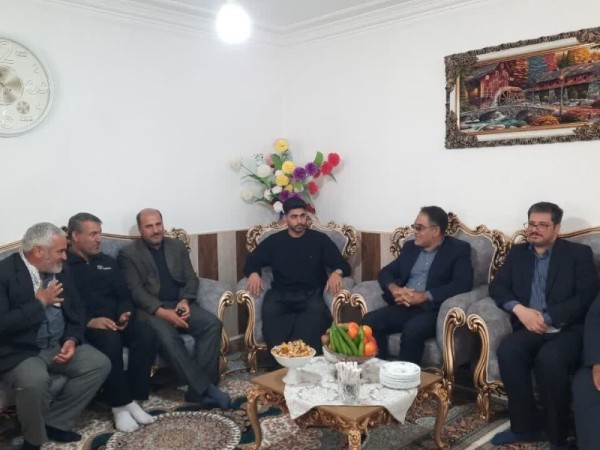 دیدار فرماندار و اعضای شورای تامین شهرستان صحنه با خانواده یوسف کرمی، یکی از مجروحان ناو دنا