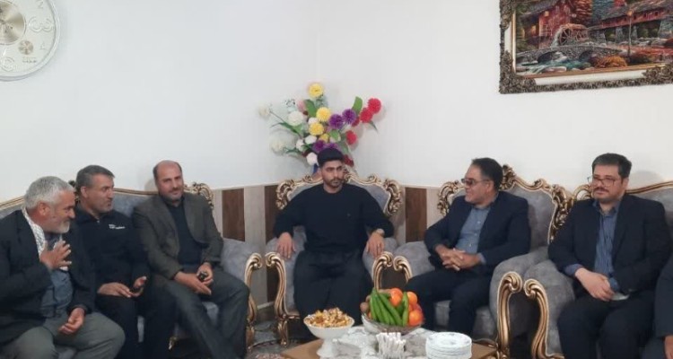 دیدار فرماندار و اعضای شورای تامین شهرستان صحنه با خانواده یوسف کرمی، یکی از مجروحان ناو دنا