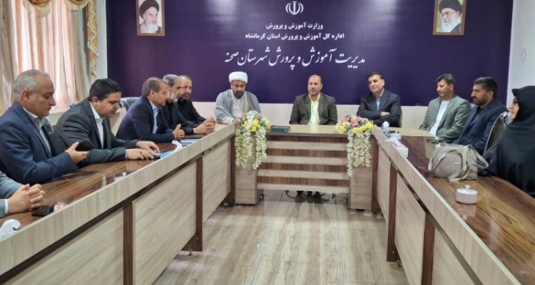 دیدار فرمانده سپاه شهرستان صحنه با مدیر آموزش‌ و پرورش به مناسبت هفته معلم و هفته عقیدتی ـ سیاسی