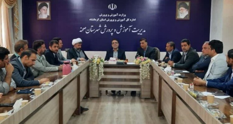 معلمان، ستون‌های پیشرفت جامعه و امید آینده‌سازان هستند