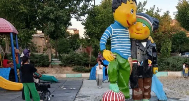 تداوم عملیات نصب اسباب‌بازی‌های بزرگ و ماکت‌های خاطره‌انگیز «کلاه‌قرمزی» و «پسرخاله» در پارک شورا