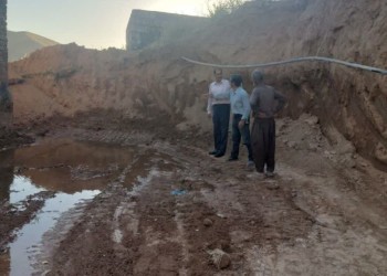 بازدید بخشدار مرکزی صحنه از روستای دوآب و بررسی موضوع آسیب به مخزن آب شرب